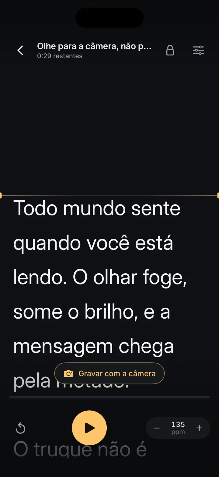 O prompter: o roteiro em letras grandes sobre fundo grafite, com a linha-guia âmbar, o botão de play e a velocidade em 135 palavras por minuto.
